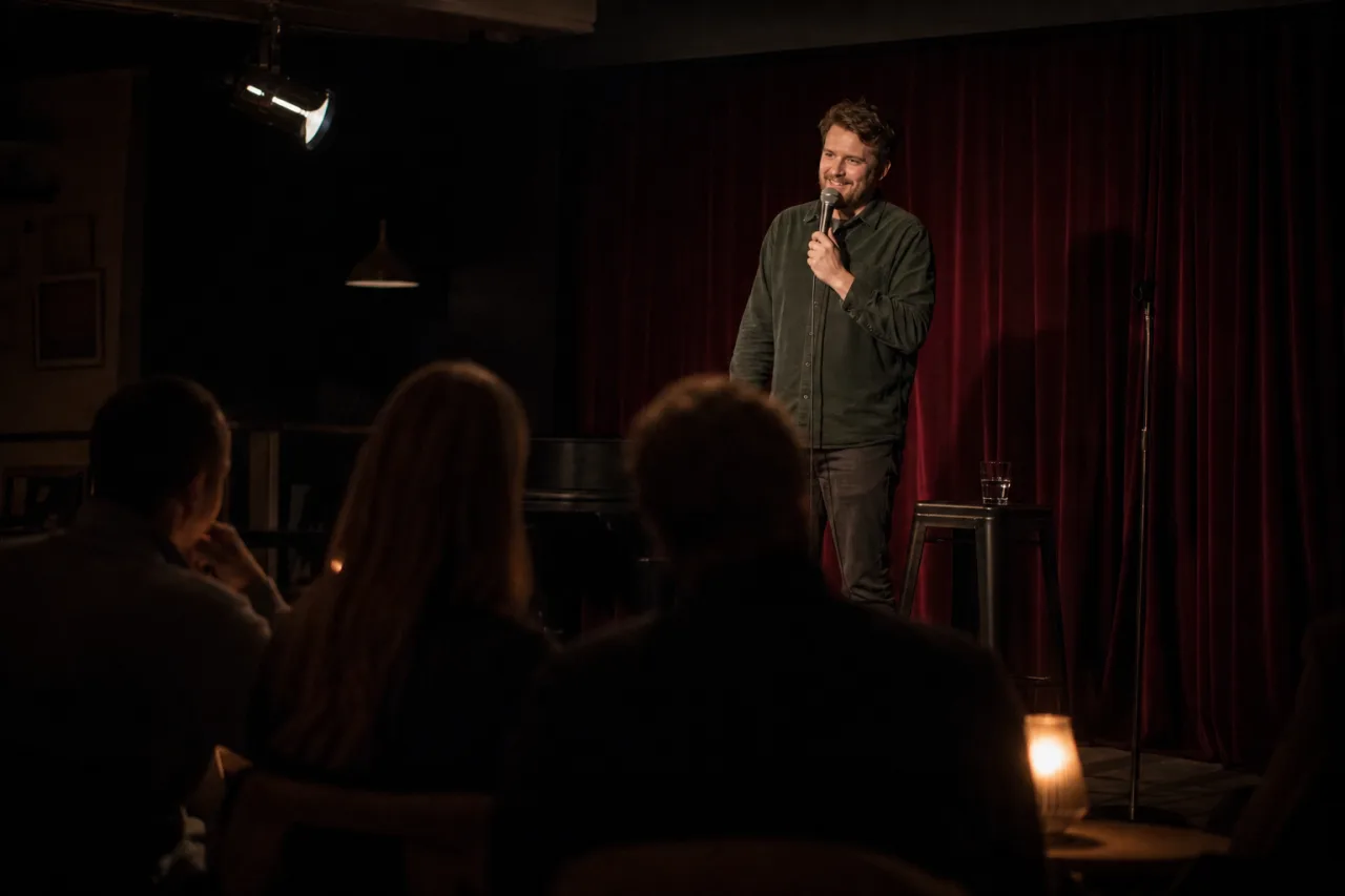 Ståuppkomedi på scen – så funkar standup live